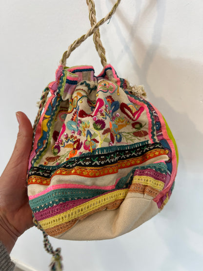 STAR MELA. Bombonera bordados colores