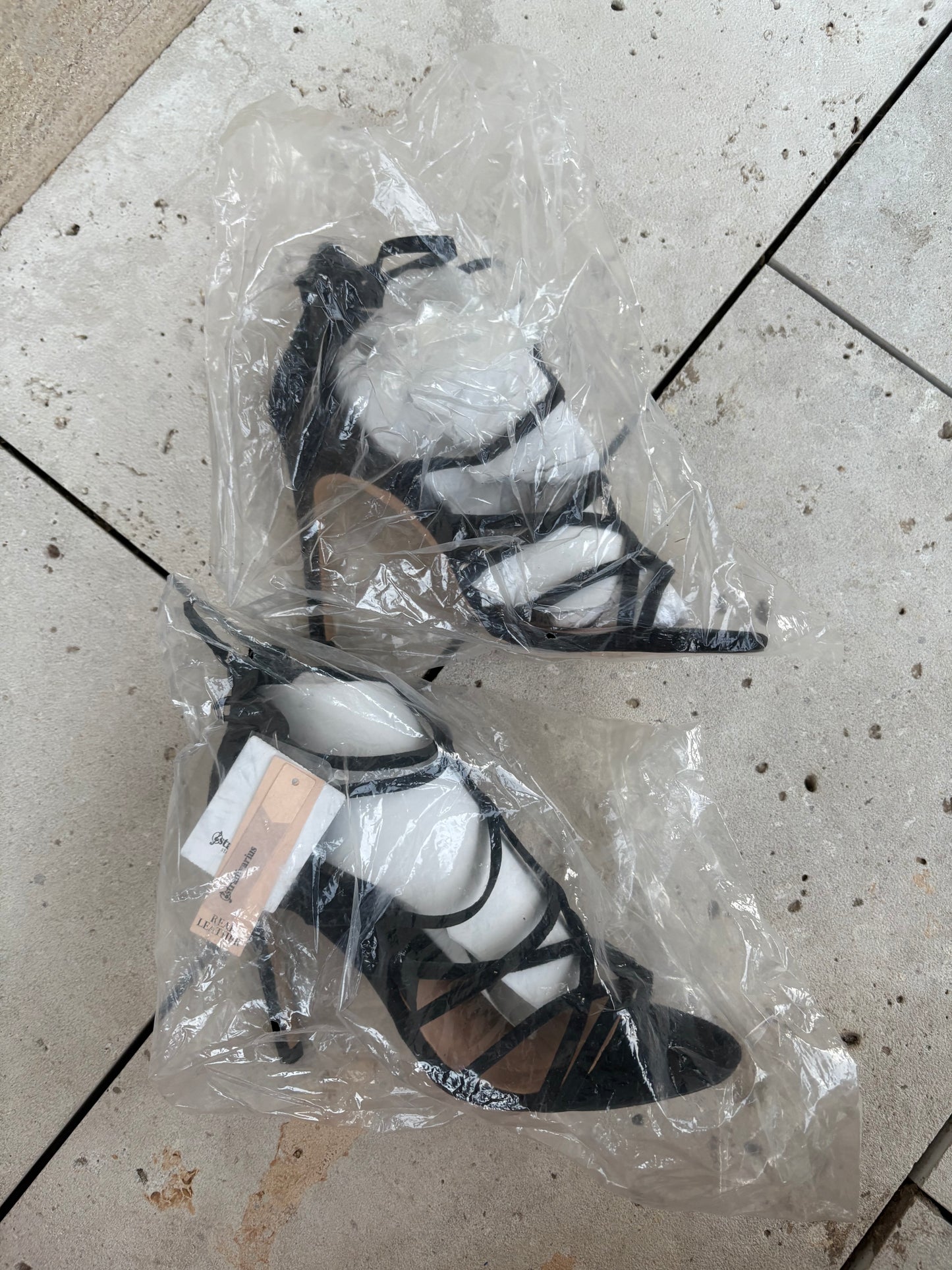 STRADIVARIUS . Sandalia negra tiras.T 37