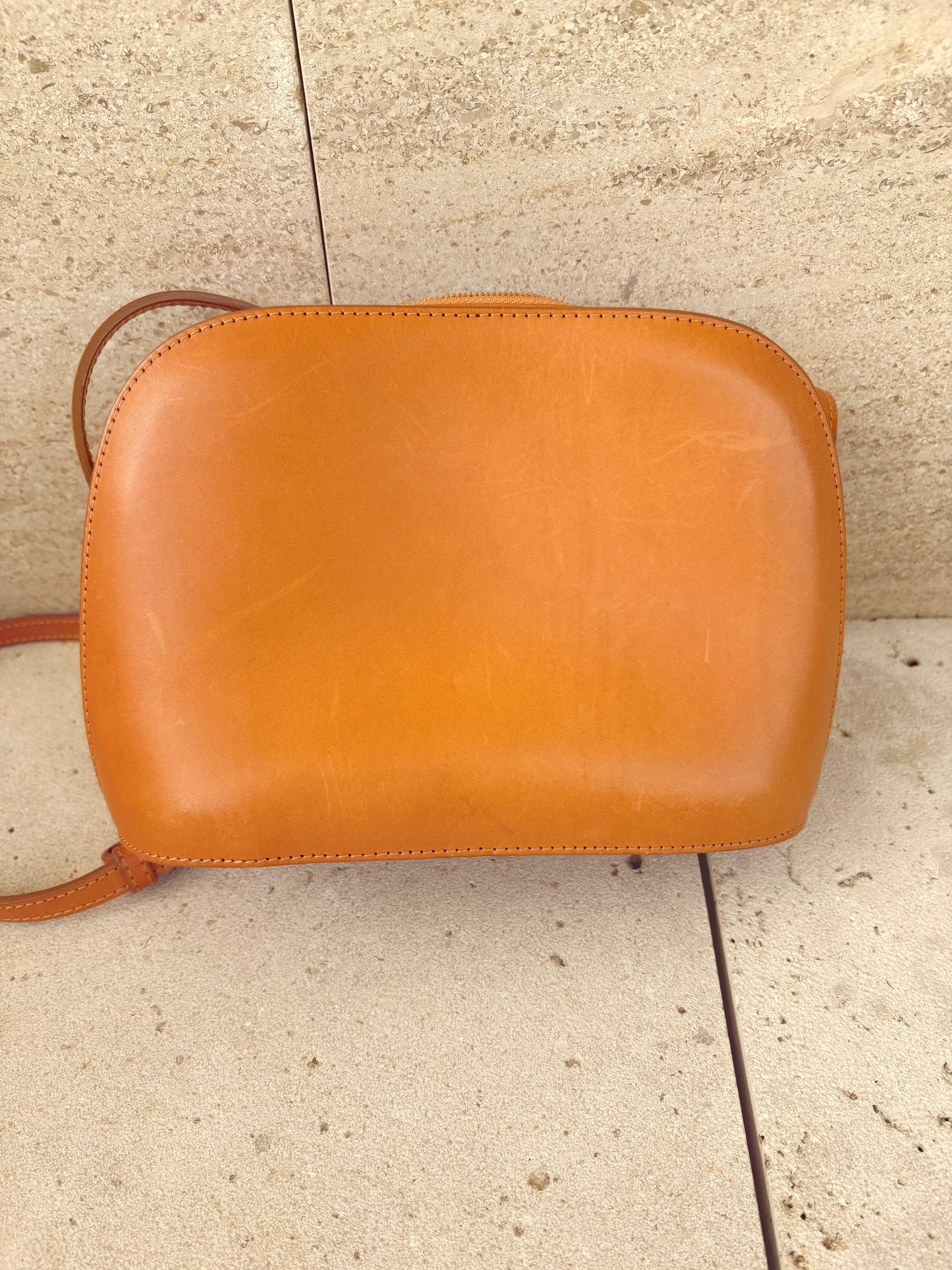 SÉZANE. Bolso camel asa larga