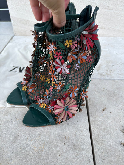 ZARA. Sandalias piel flores. T 36