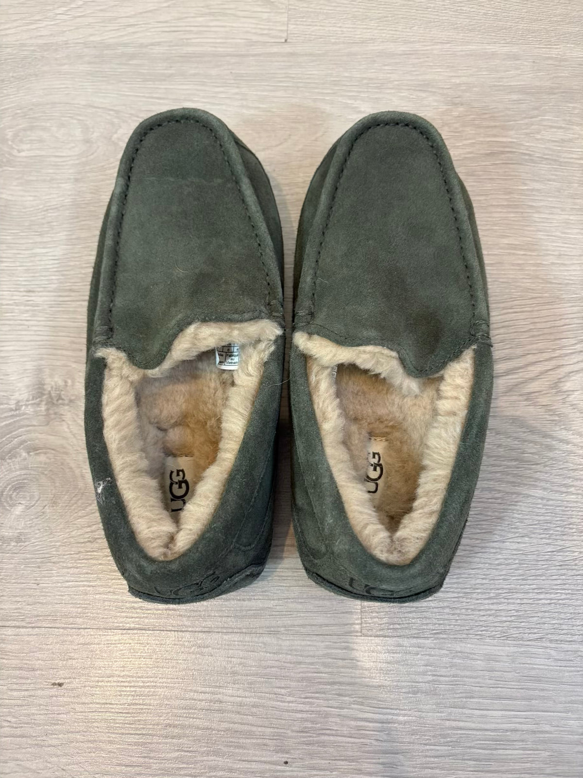 UGG. Zapatos estilo mocasín en verde. T 40