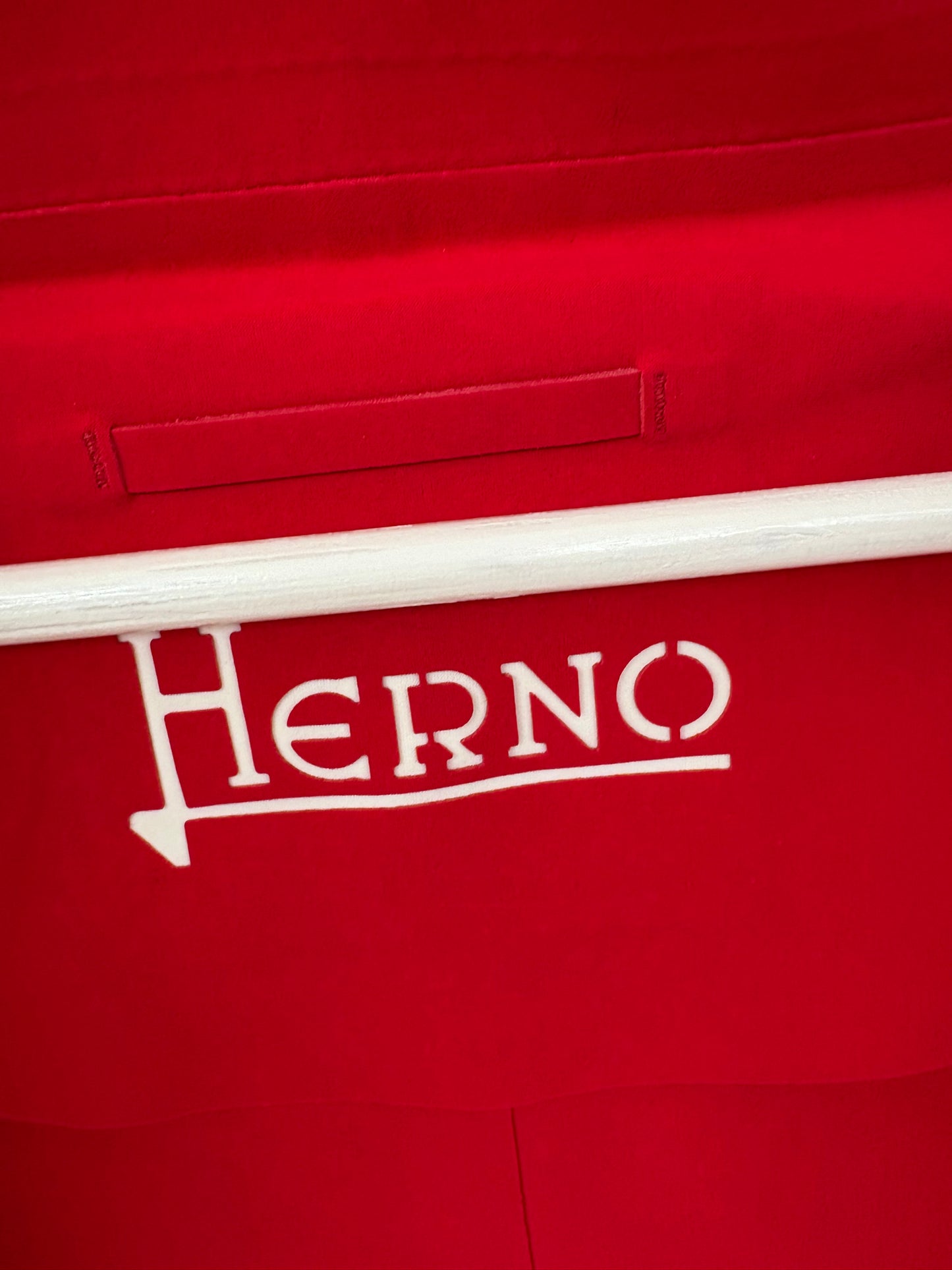 HERNO. Chaqueta roja textura
