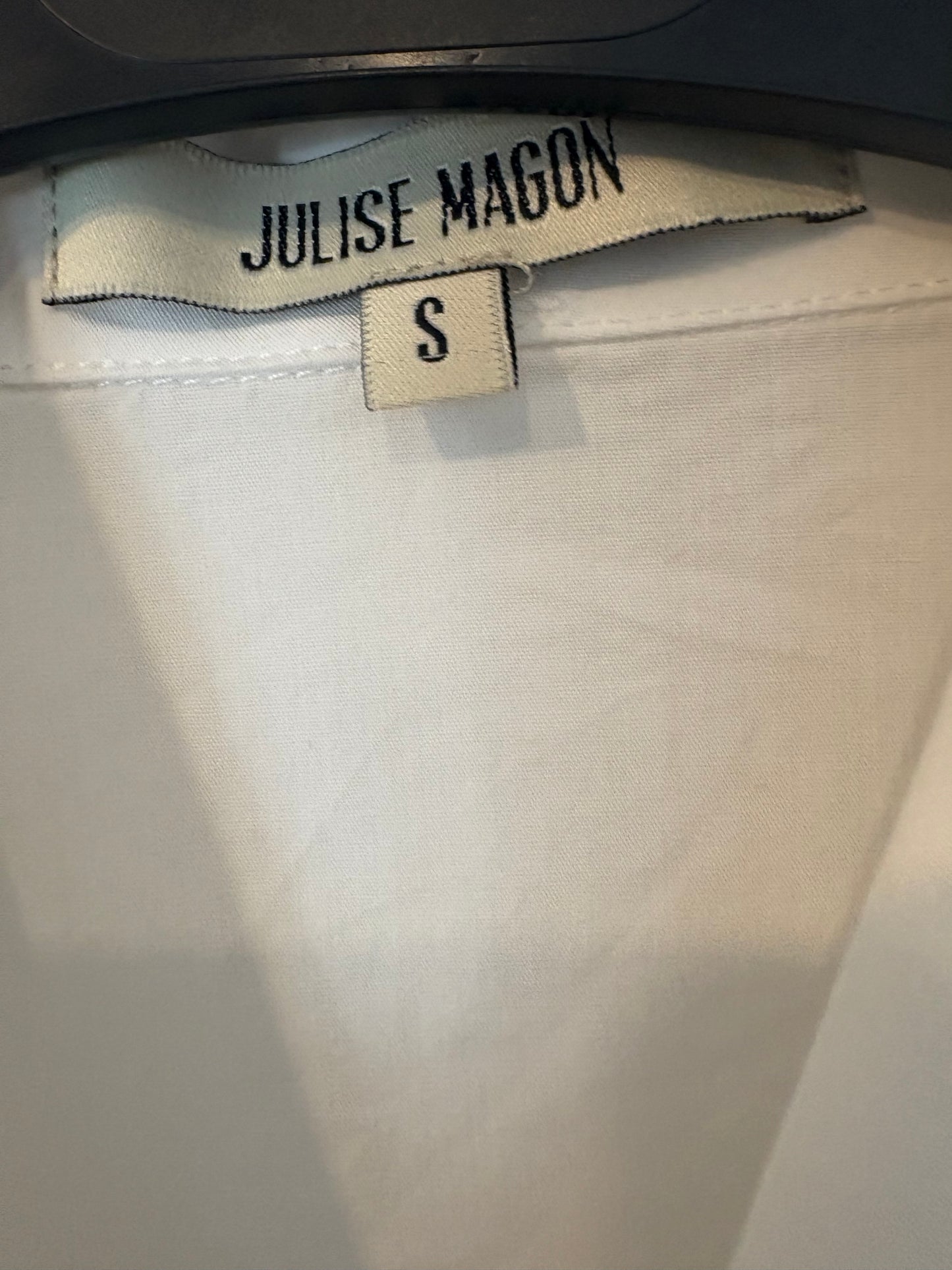 JULISE MAGON. White puff-sleeved shirt. TS