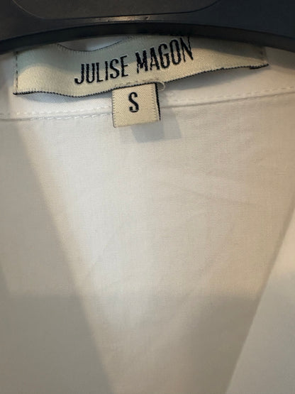 JULISE MAGON. White puff-sleeved shirt. TS