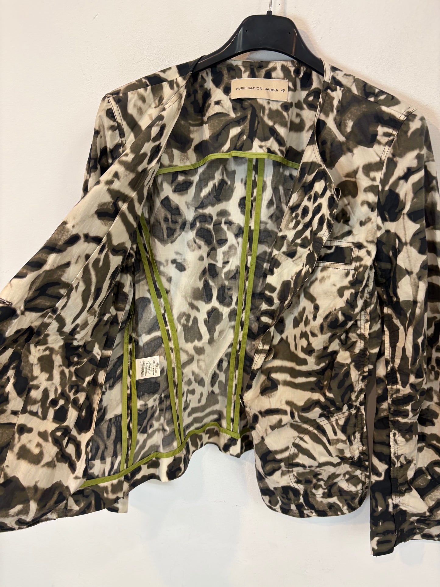 PURIFICACIÓN GARCIA. Chaqueta corta textura animal print