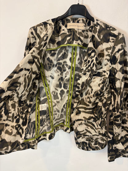 PURIFICACIÓN GARCIA. Chaqueta corta textura animal print