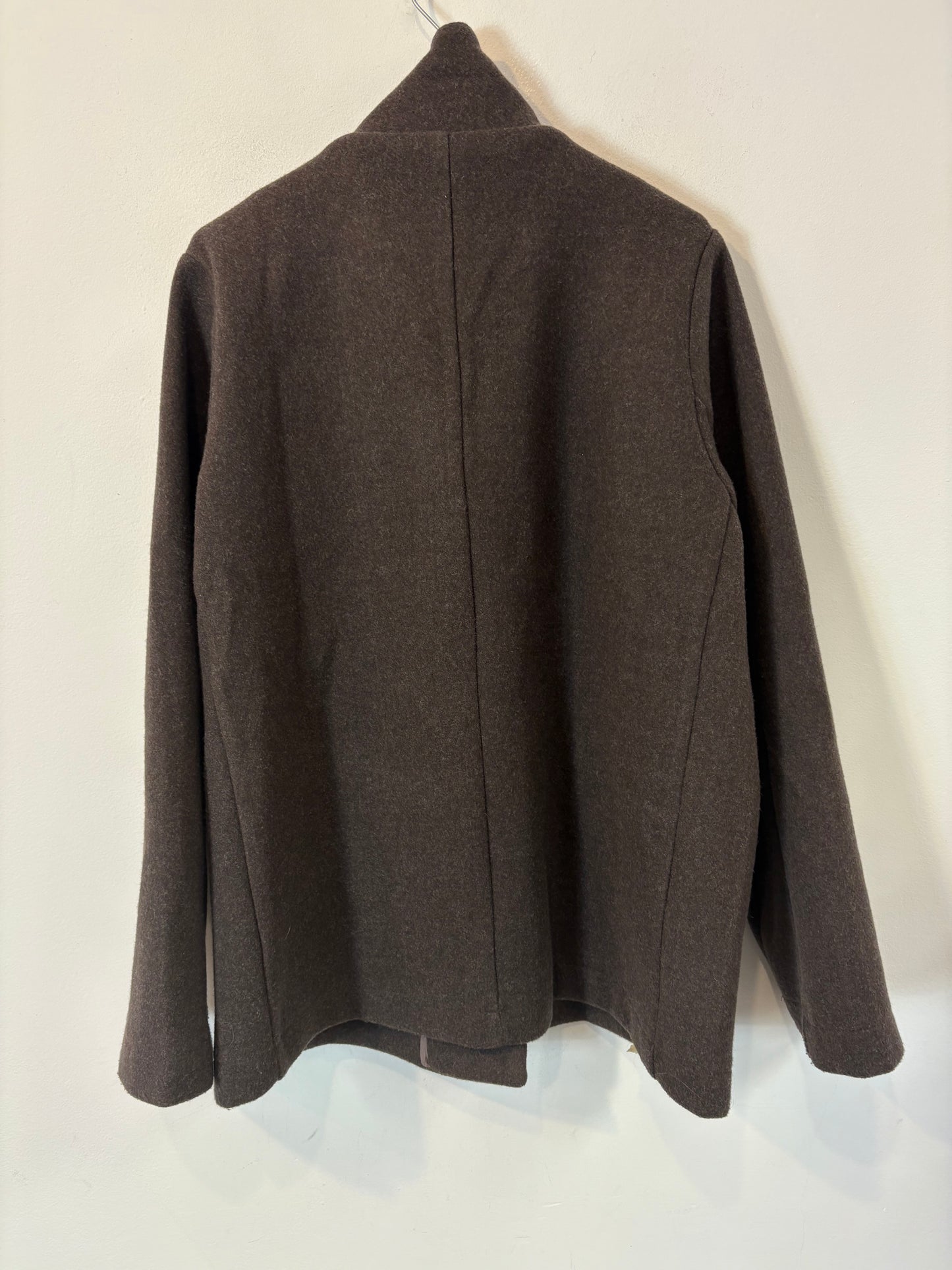 NATURA. Chaqueta marrón textura