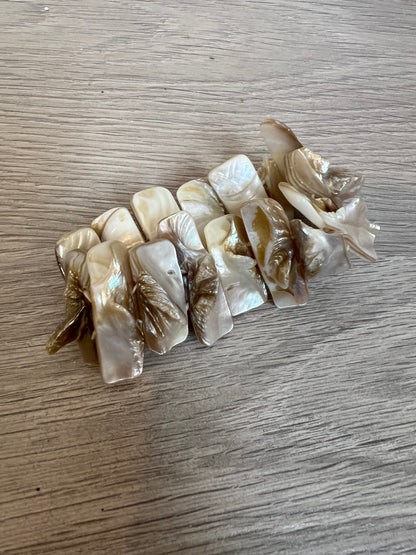 OTHERS. Mother-of-pearl bracelet with reliefs