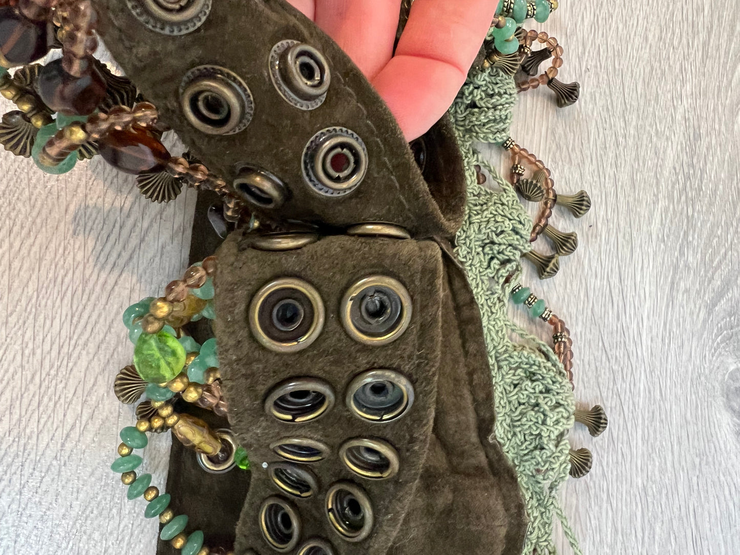 OTRAS. Cinturón piel abalorio