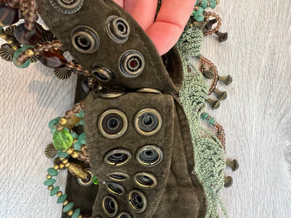 OTRAS. Cinturón piel abalorio