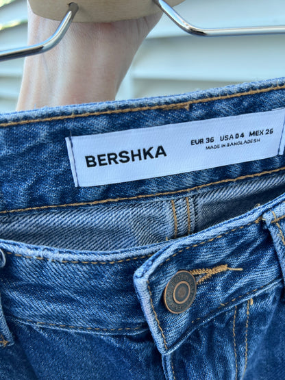 BERSHKA. Pantalón denim ancho