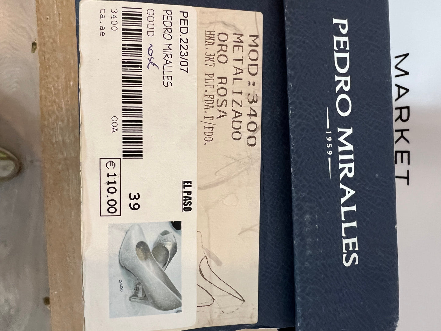 PEDRO MIRALLES. Zapatos de tacón dorados. T 39