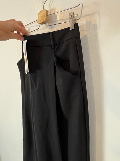 ZARA. Pantalón negro sastre