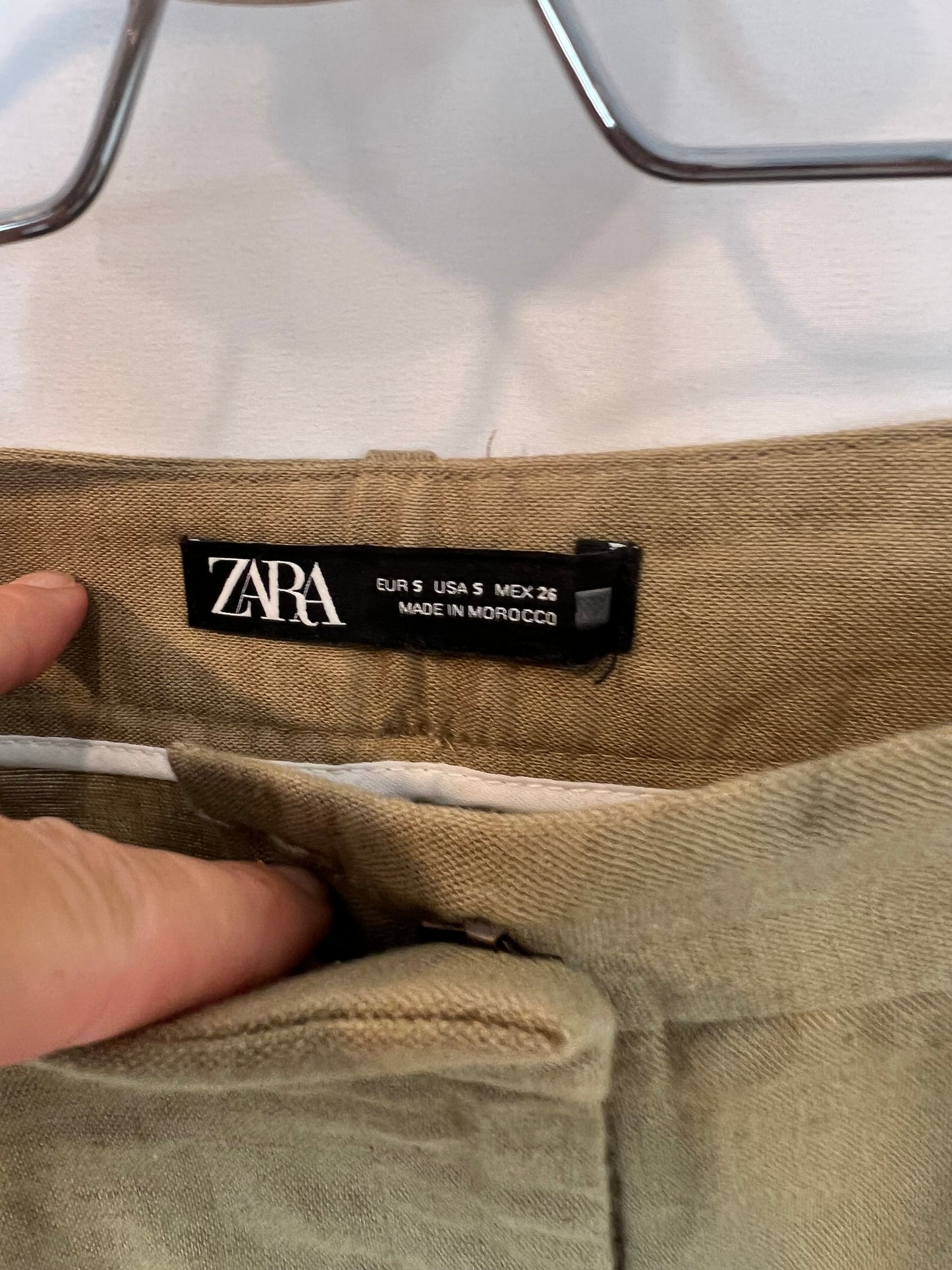ZARA. Bermuda caqui pinzas con lino. T S