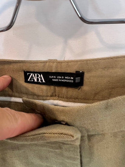 ZARA. Bermuda caqui pinzas con lino. T S