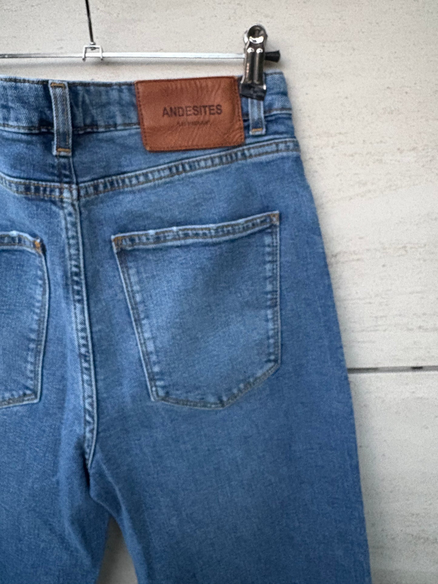 ANDESITES. Denim ligeramente acampando