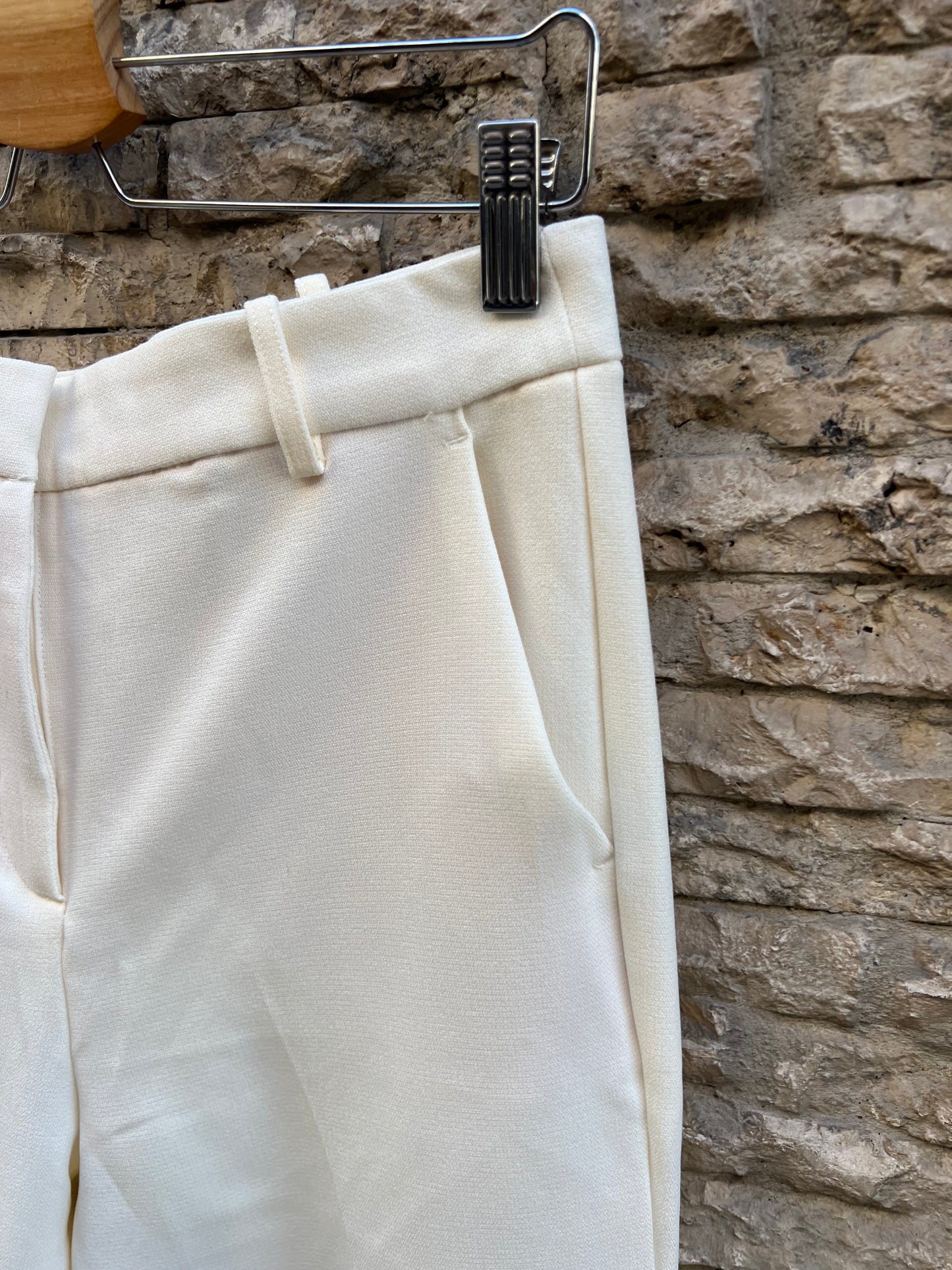 ZARA. Pantalón beige claro de vestir detalle botones. T M