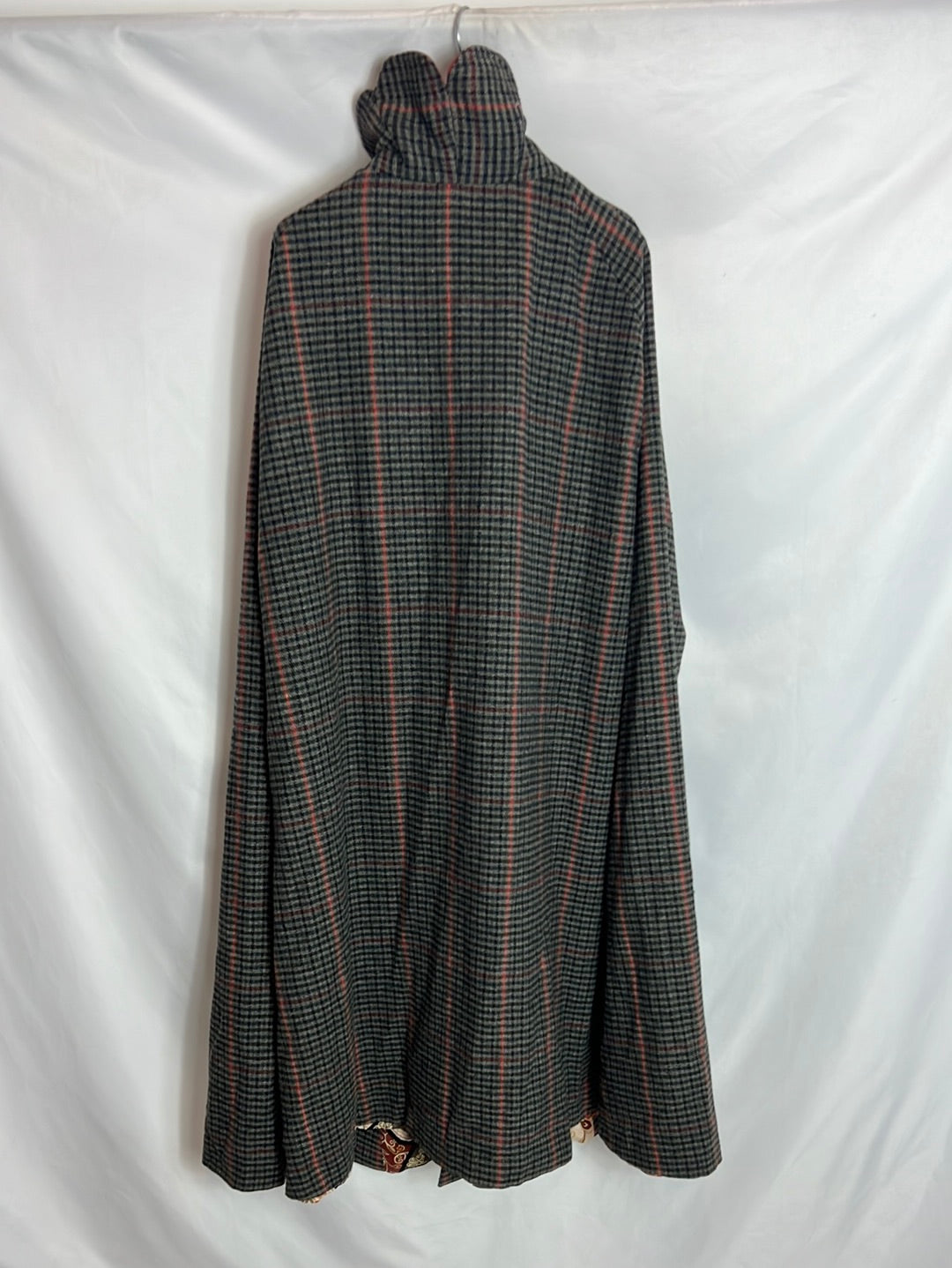 NAMUR. Checked wool cape with printed lining, size 38