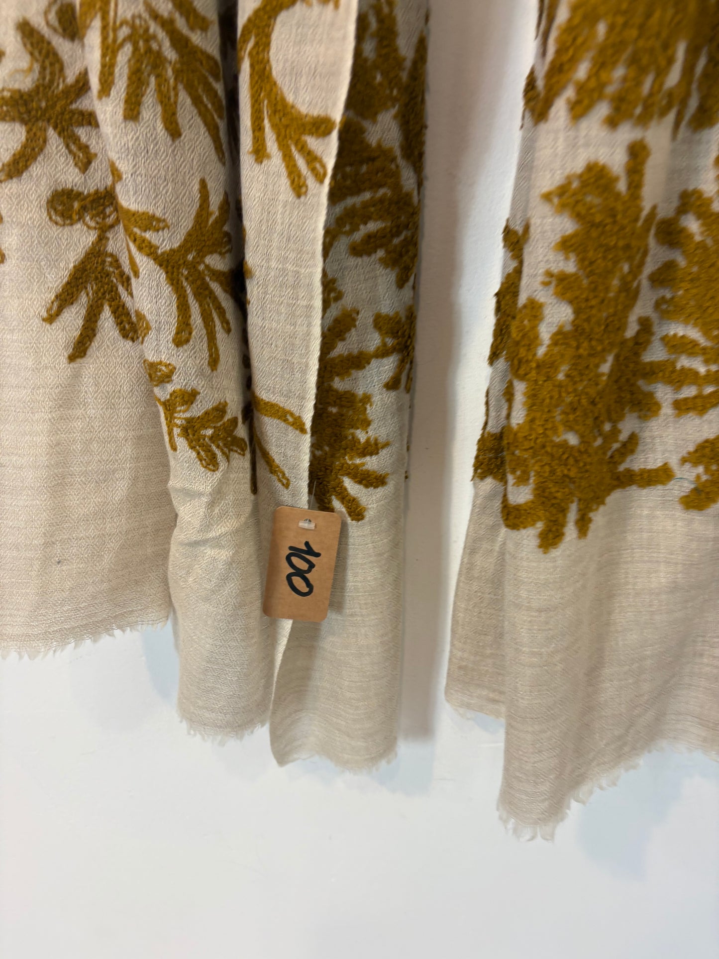 OTRAS. Bufanda lana detalles en camel