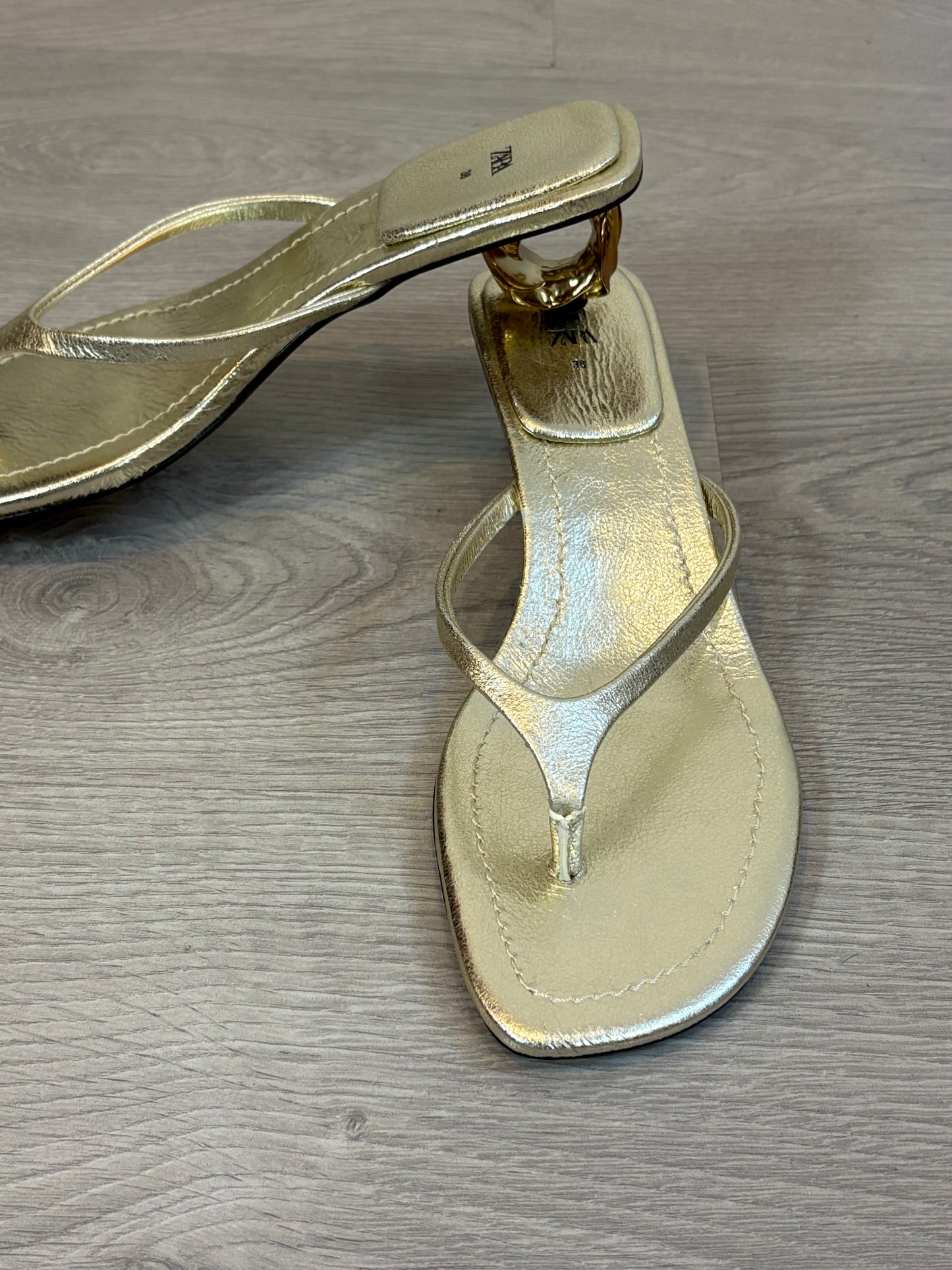 ZARA. Sandalia plateada detalle tacón