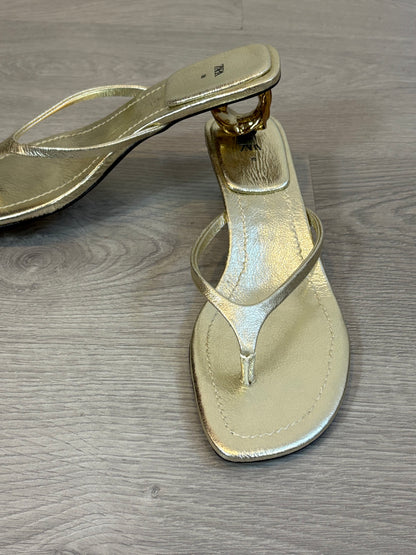 ZARA. Sandalia plateada detalle tacón