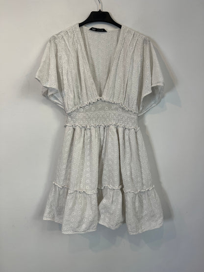 ZARA. Vestido blanco troquelado T.m