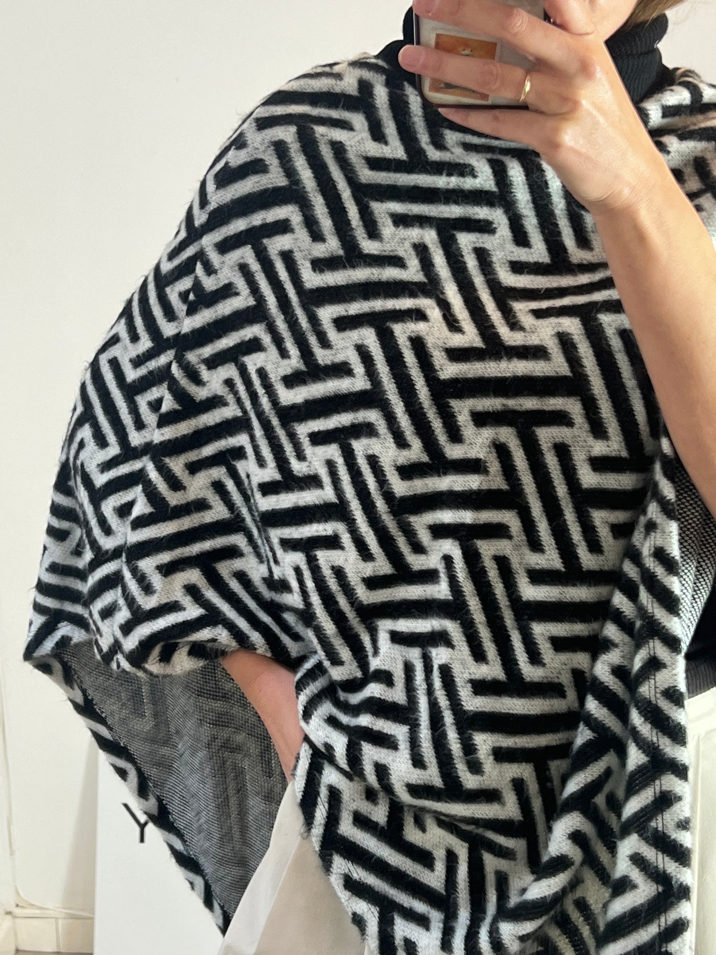 OTRAS. Poncho bicolor cuello alto. T S/M