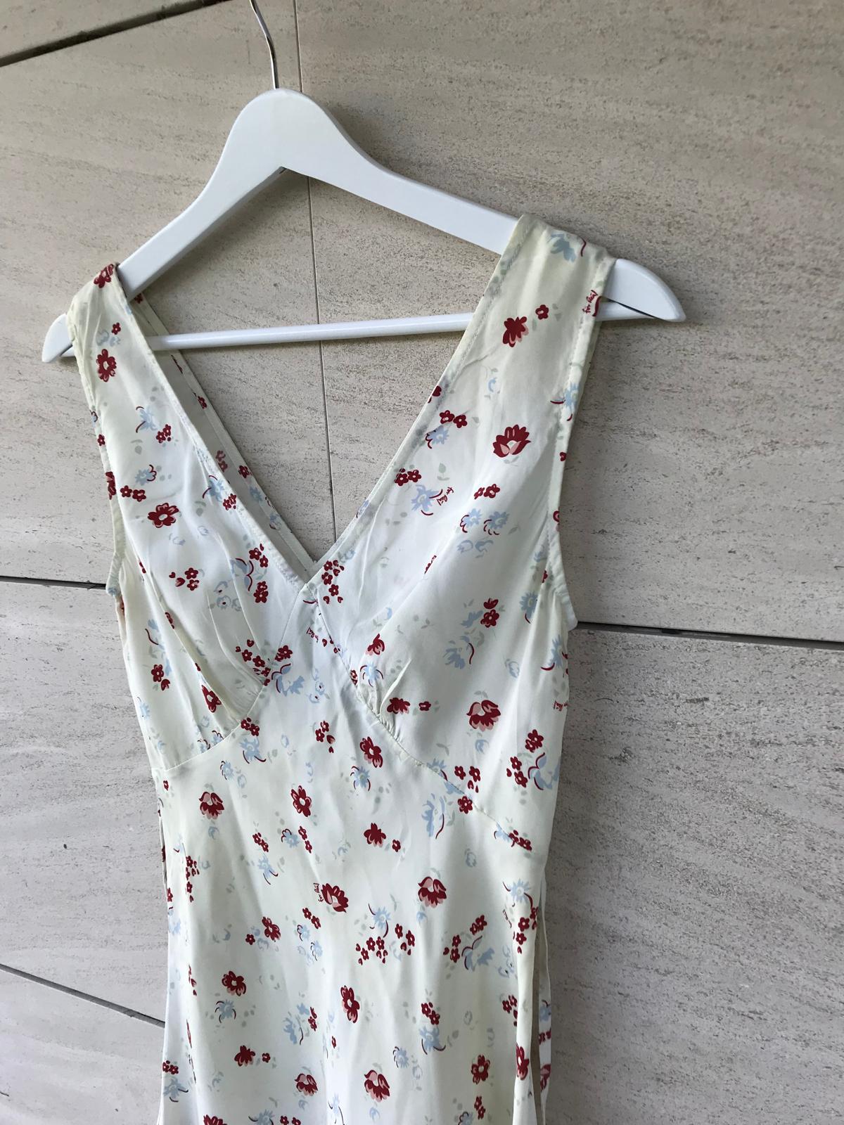 RÉALISATION. Vestido corto seda etamapdo flores