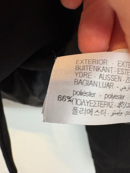 ZARA. Chaqueta negra botones dorados