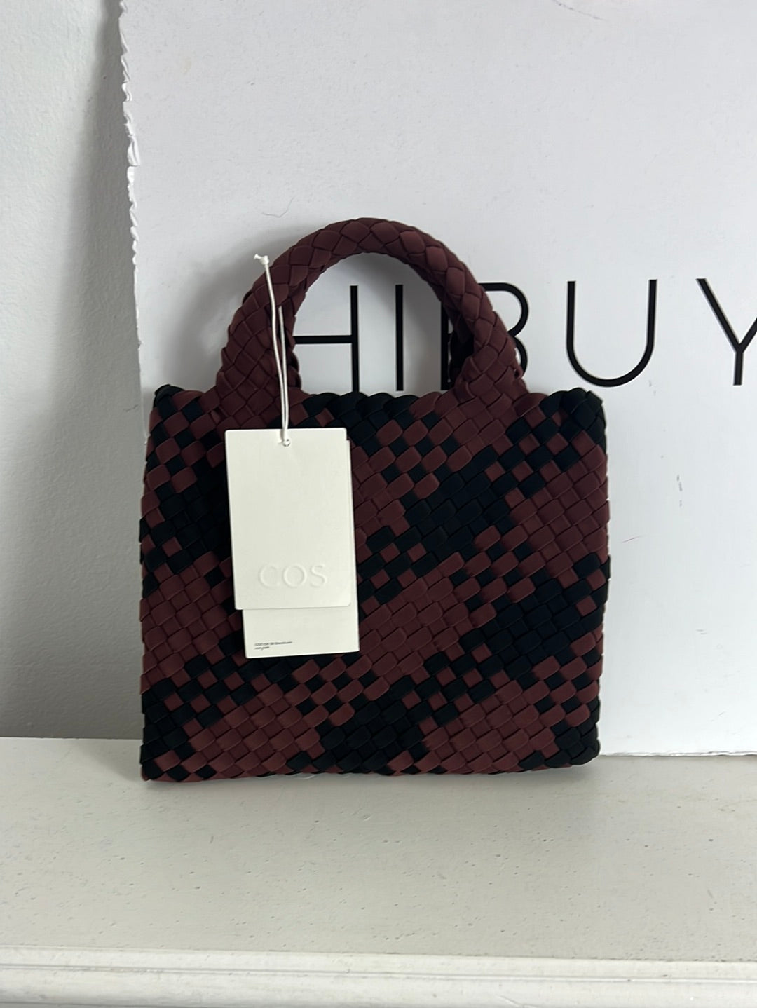 COS. Bolso de mano trenzado bicolor