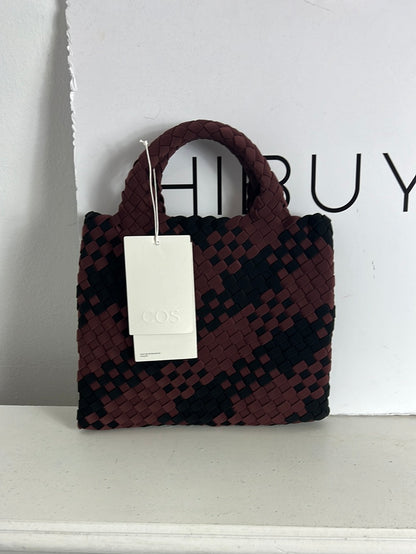 COS. Bolso de mano trenzado bicolor