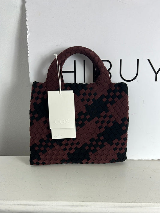 COS. Bolso de mano trenzado bicolor