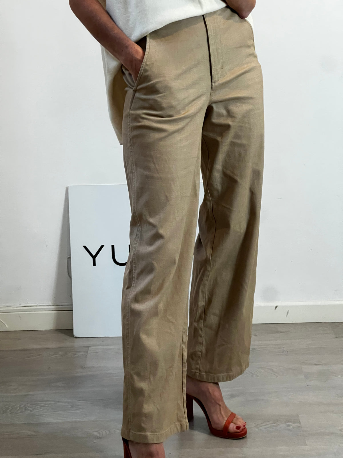 COS. Pantalón ancho camel