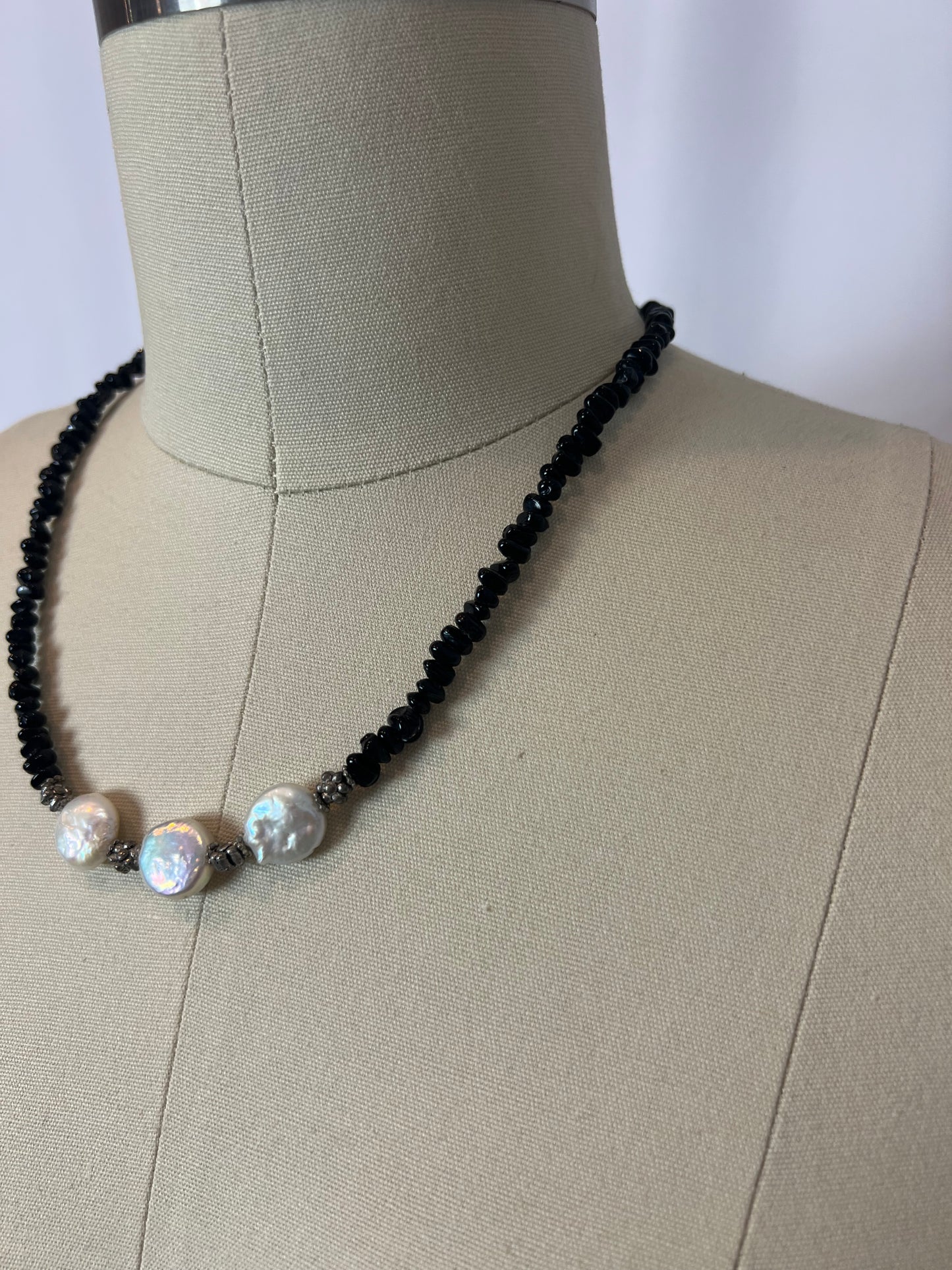 OTHERS. Black bead necklace