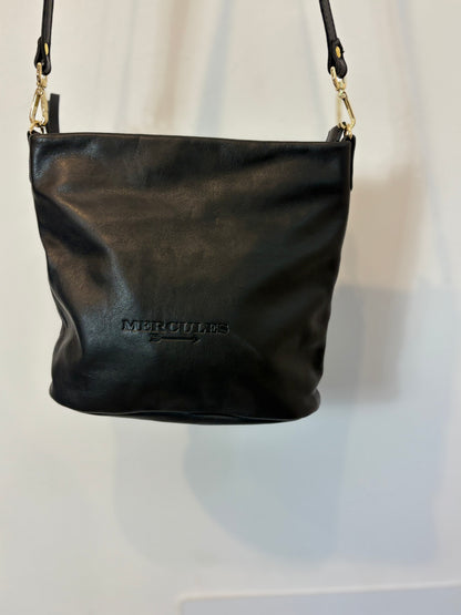 MERCULES. Bolso negro piel asa larga