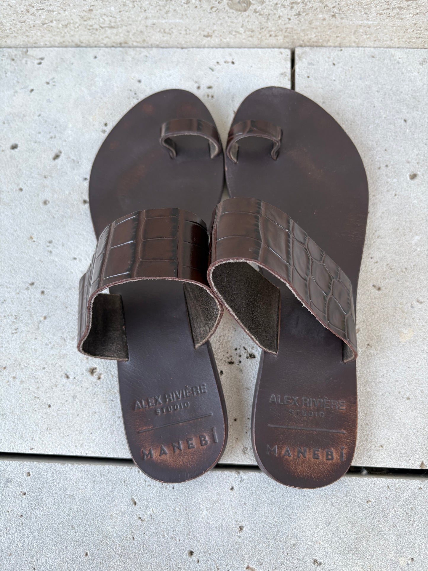MANEBÍ. Sandalias diseño cuero con estampado