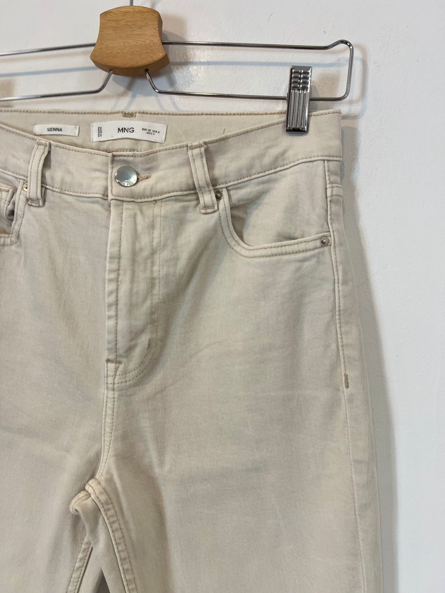 MANGO. Pantalón beige acampanado  T.38