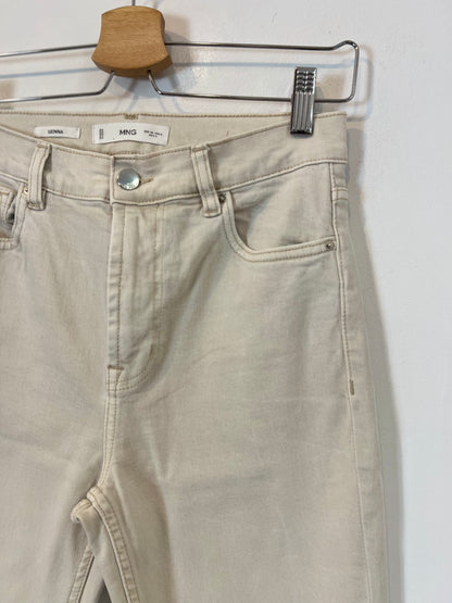 MANGO. Pantalón beige acampanado  T.38