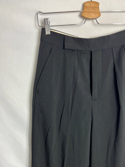 ZARA. Pantalón negro pinzas fluido. T 36
