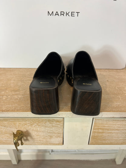 MANGO. Zuecos negro tachuelas. T 37