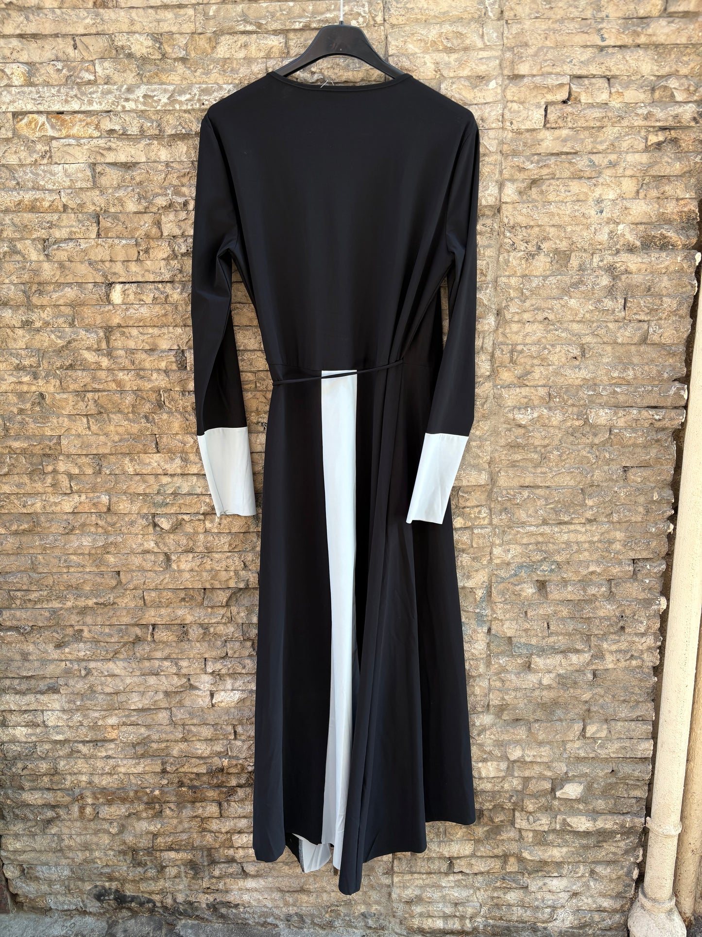 LAURA VECINO. Vestido bicolor cruzado. T S