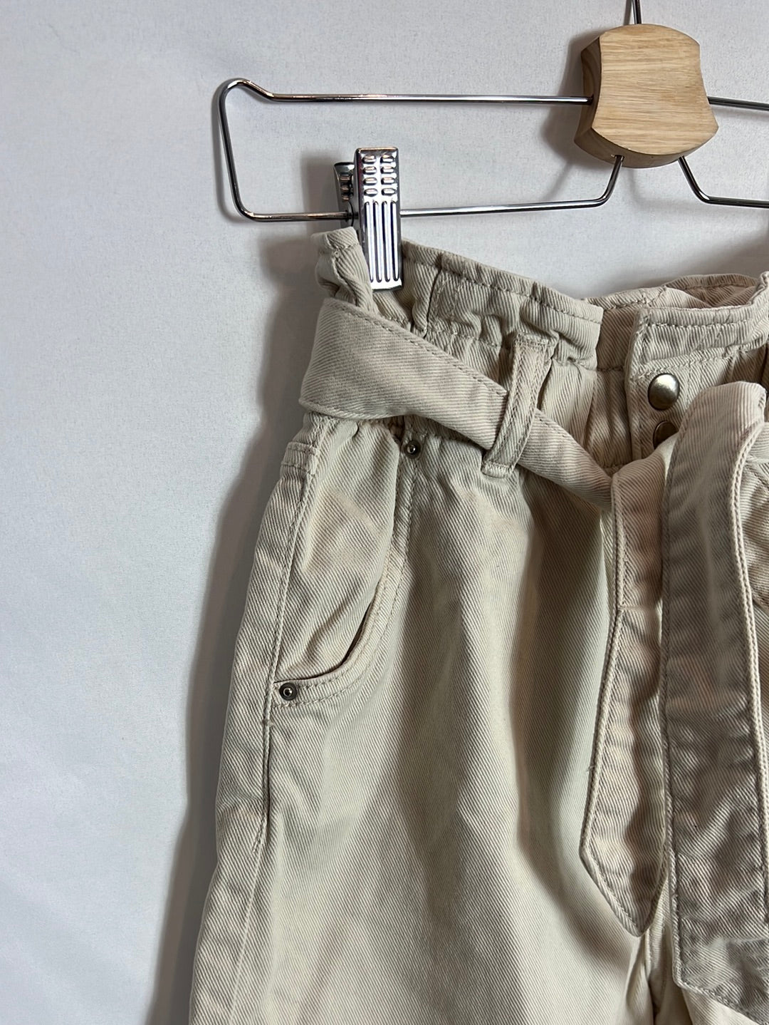 H&M. Pantalón corto denim beige. T 36