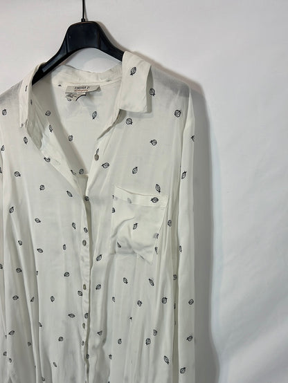 FOREVER 21. Camisa blanca mariquitas. T L