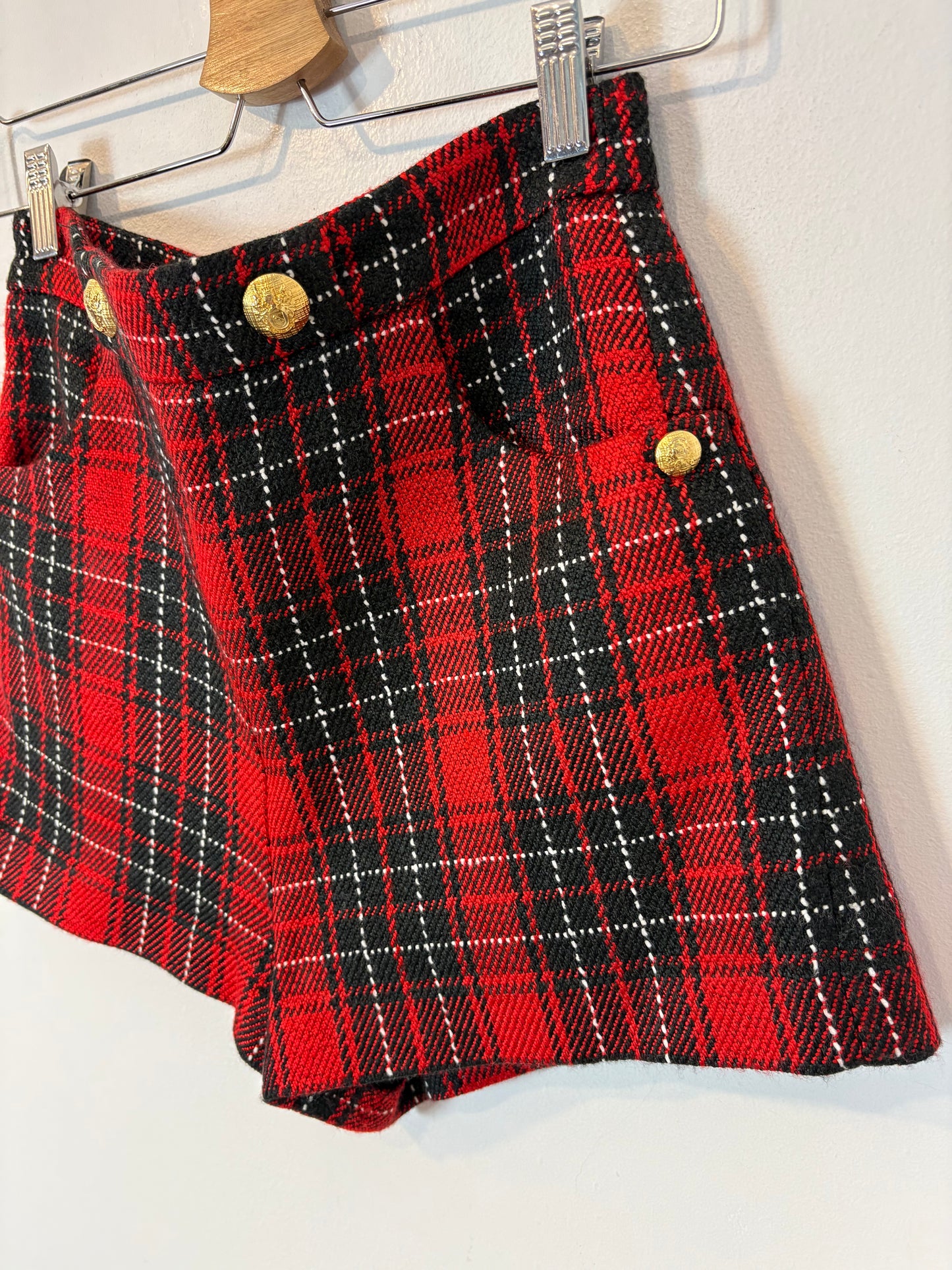 ZARA. Bermuda cuadros botones dorados