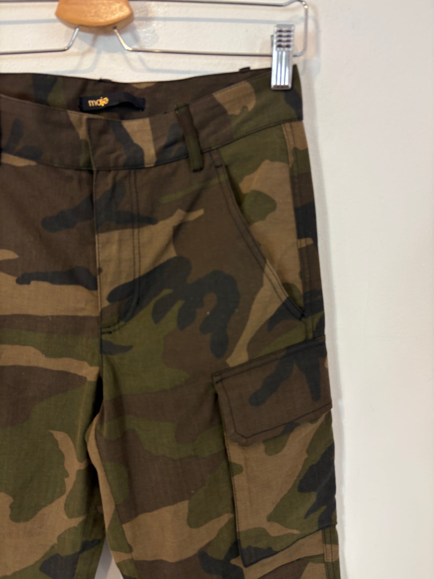 MAJE. Pantalón camuflaje bolsillos