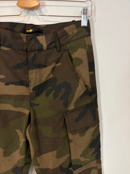 MAJE. Pantalón camuflaje bolsillos