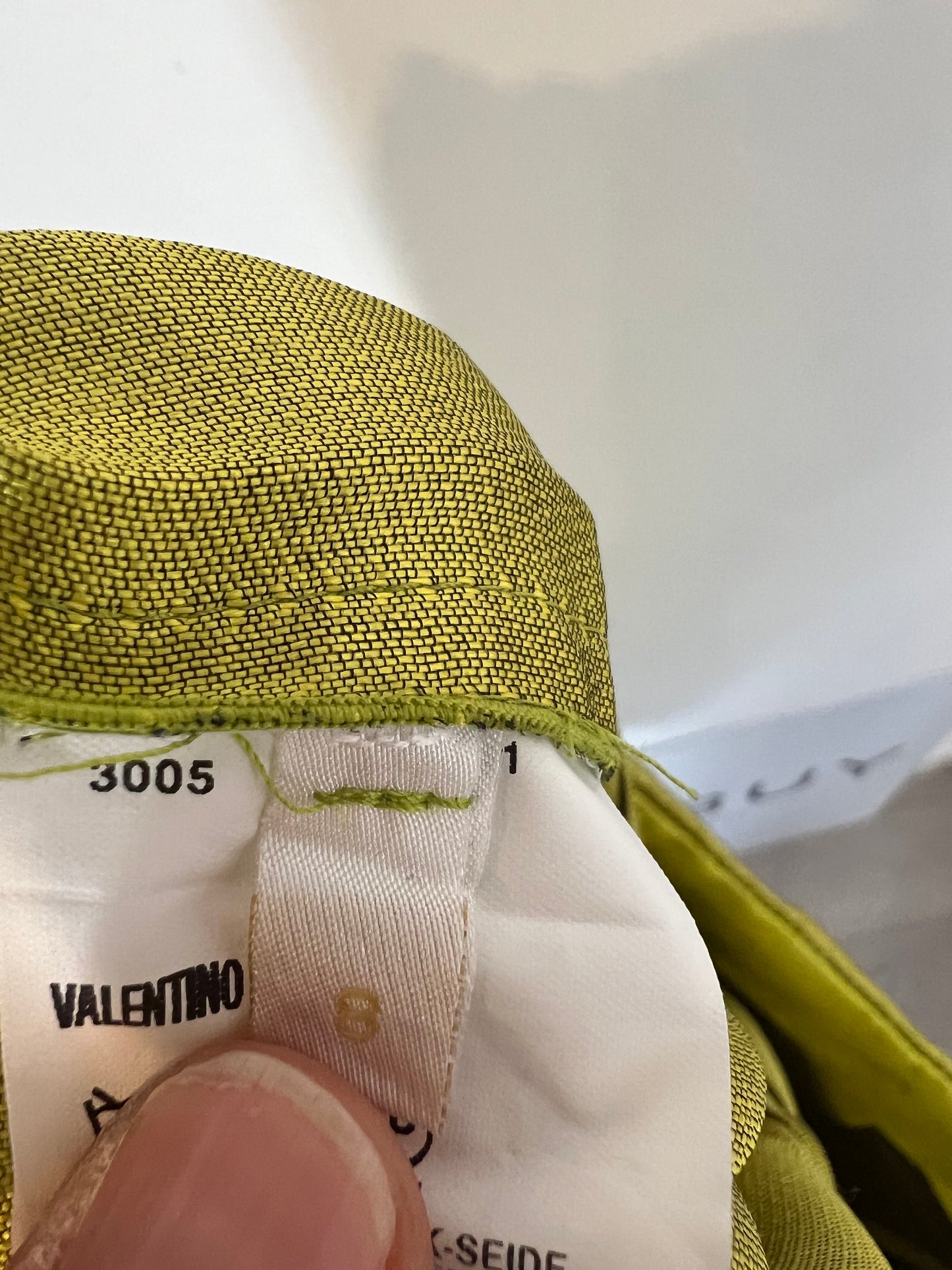 VALENTINO. Falda seda verde tablas. T 8 (38)