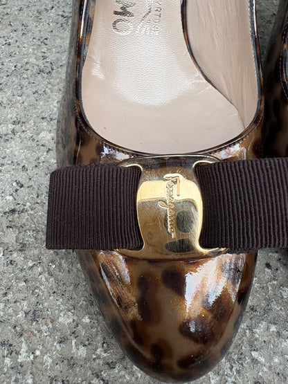 SALVATORE FERRAGAMO. Tacones charol animal print