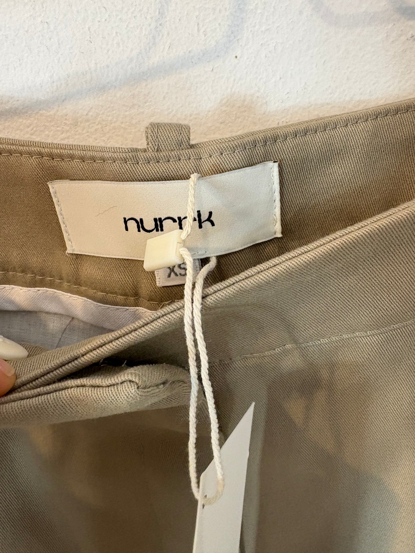 NURRK. Pantalón beige pinzas pata ancha