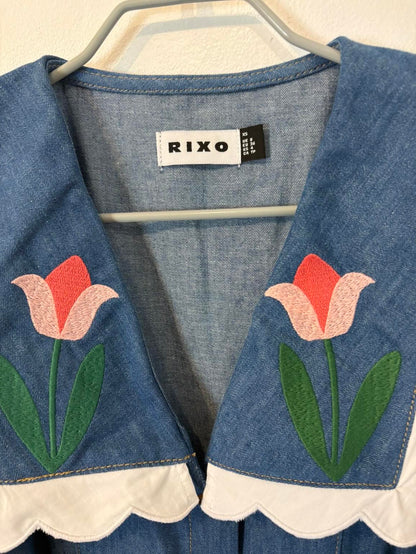 RIXO. Vestido largo denim fluido bordados